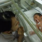 入院中の赤ちゃんとお母さん